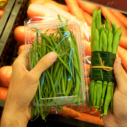 Vegetable wrapped in banana leaves vs. plastic packaging